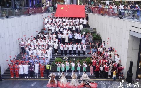 祝福祖国 “闪”亮江岸