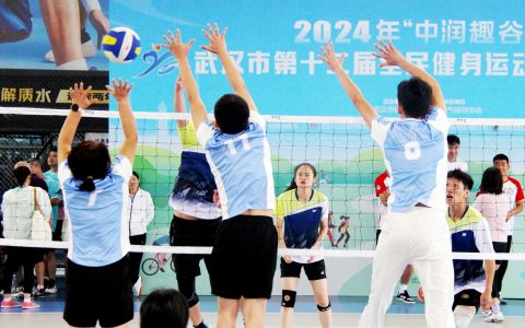 气排球赛场，一家三口齐上阵