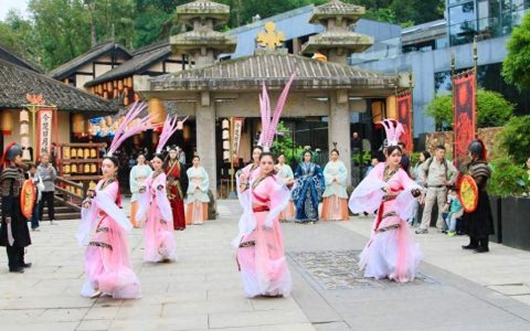 东湖磨山下做回“楚国人”，升级后的这条街人们从早逛到晚